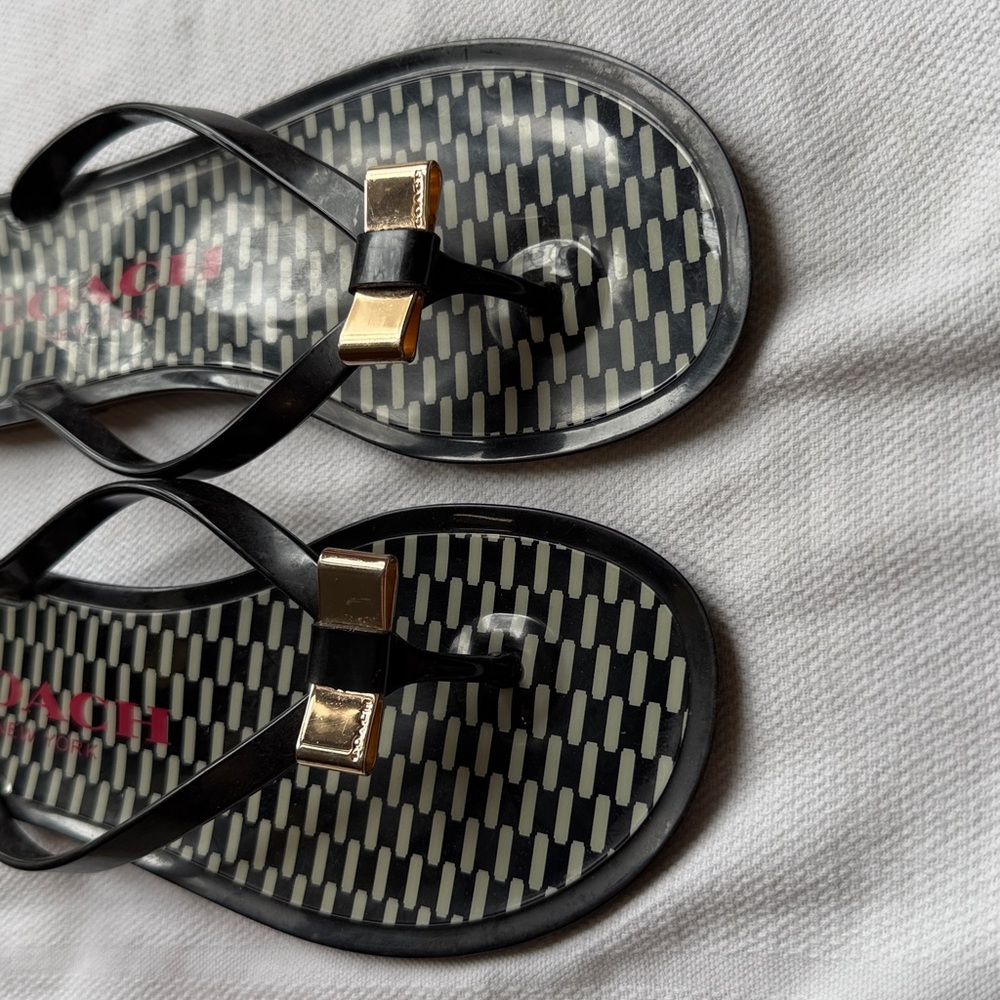 Coach Landon Jelly Thong Sandals With Gold Metal Bow Size 7 - Picture 5 of 10